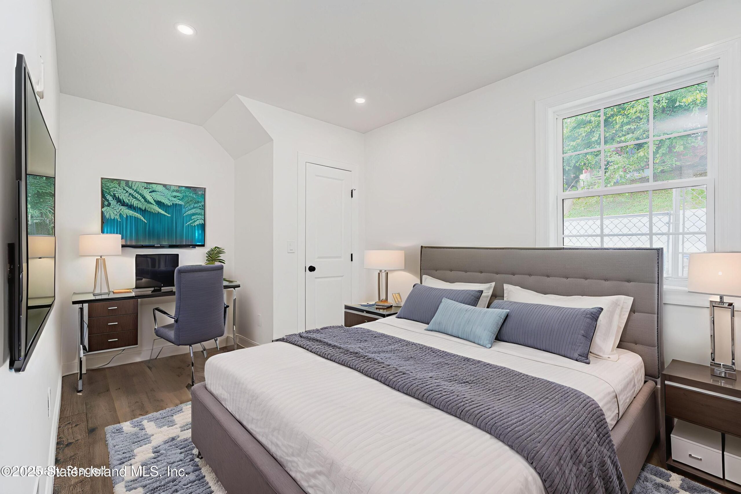 Bedroom of 24-26 York Avenue
