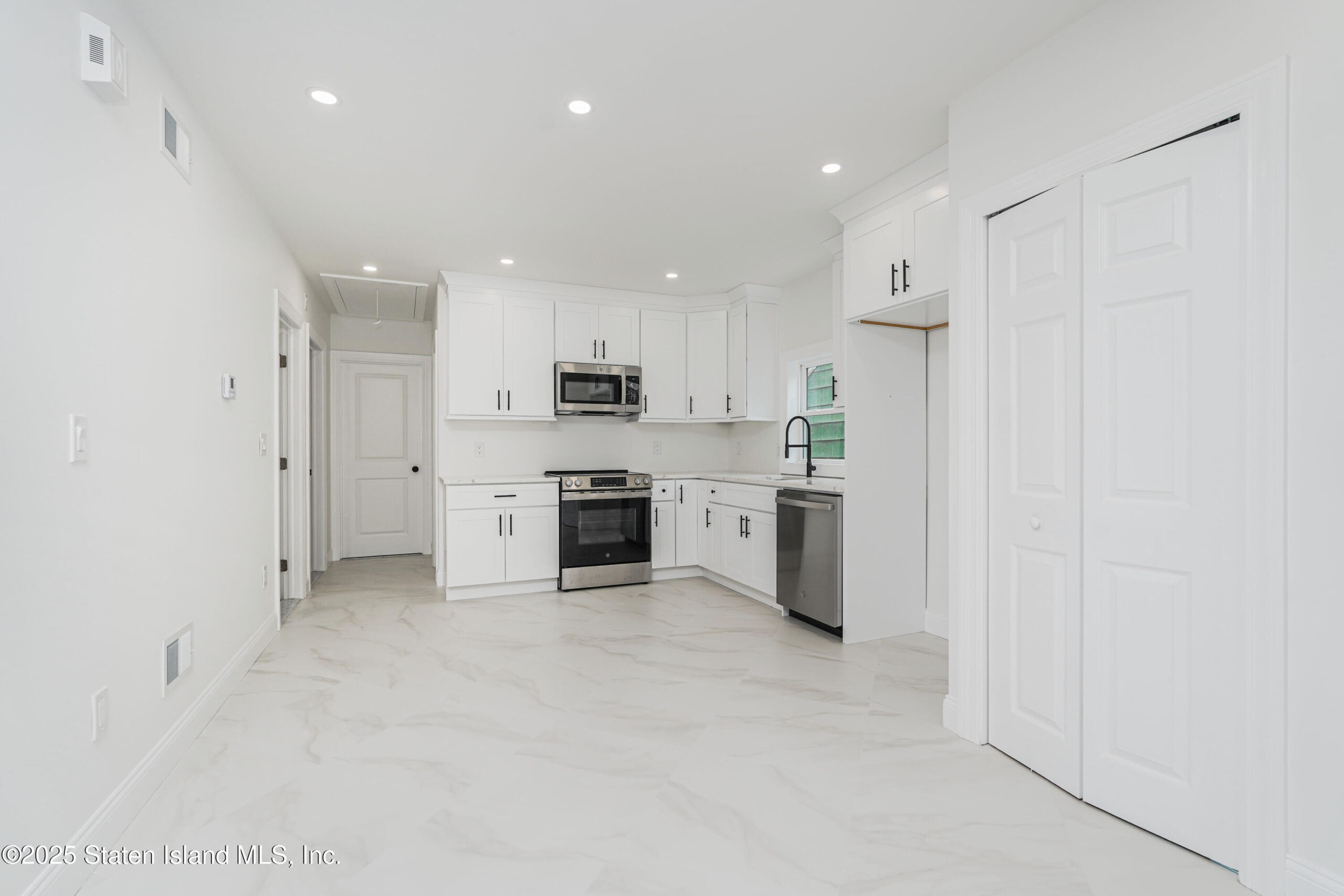 Kitchen of 24-26 York Avenue